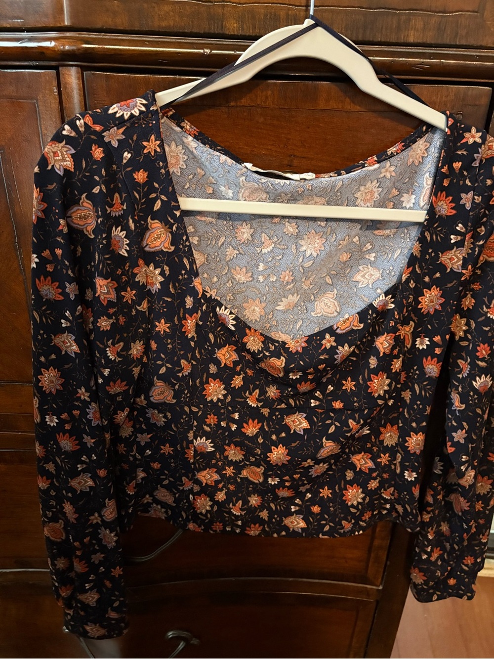 Women’s Black Floral Scoop Neck Long Sleeve Top. Size extra large lush brand.
